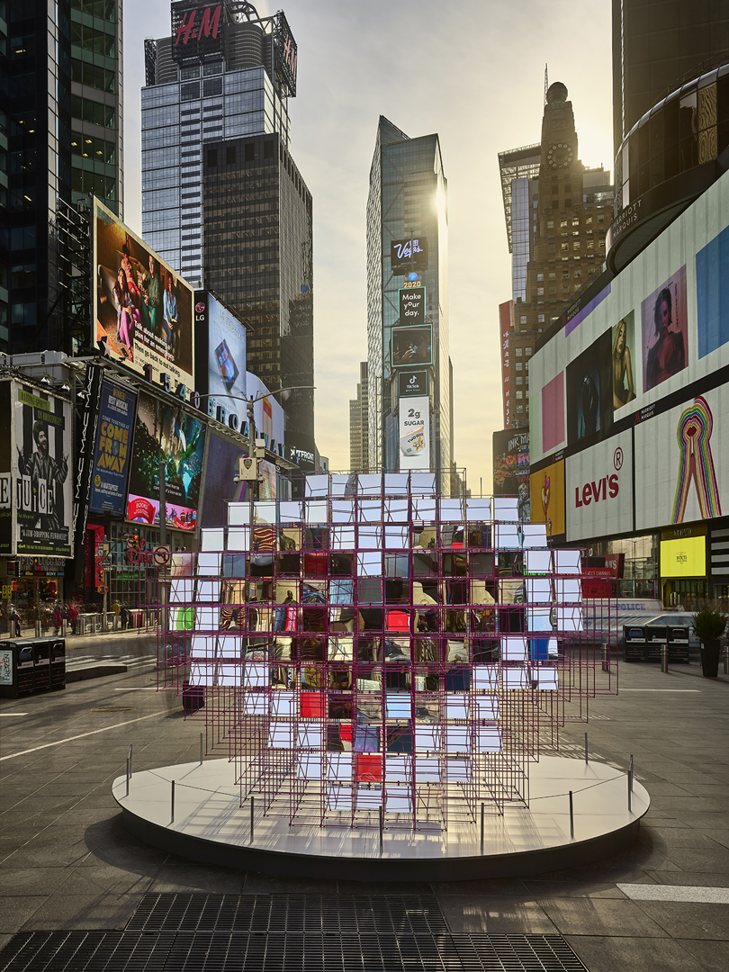 Eric Forman Studio and MODU  2020 Steel, acrylic mirrors, plywood, custom software 12×15×10in Times Square in New York Photo: Frank Oudeman 사진제공 퍼블릭아트