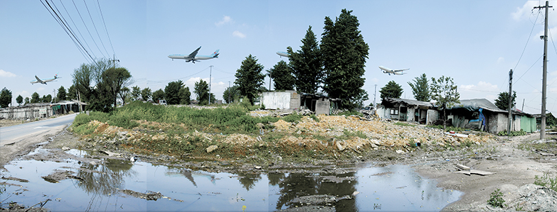 〈오쇠리 풍경6〉digital photo & print 261×100cm 2004. 김포공항 소음으로 오쇠리 마을 전체가 사라진 풍경.