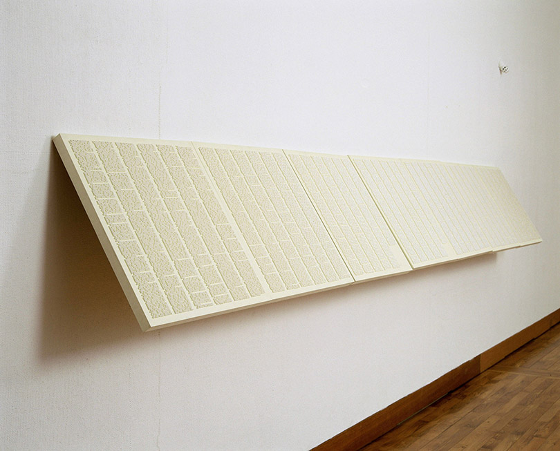 〈남북공동성명(The New York Times 시리즈)〉, 2000~2003, 패널에 아크릴릭, 인조진주(4mm), 각 60x60cm, 총 60x300cm. 국립현대미술관 소장. 이미지: 갤러리바톤 제공