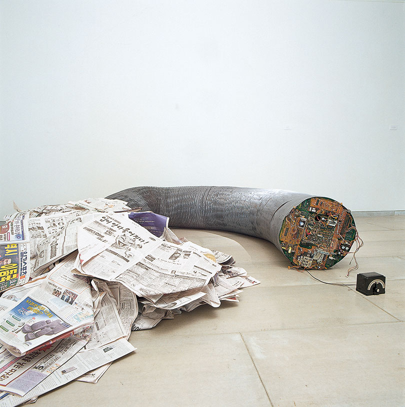 김구림, 음과 양 99-S 211(Yin and Yang 99-S 211), 1999. Newspaper, Computer Chip, Vinyl, Ticking of a Clock, 57.0×400.0cm.