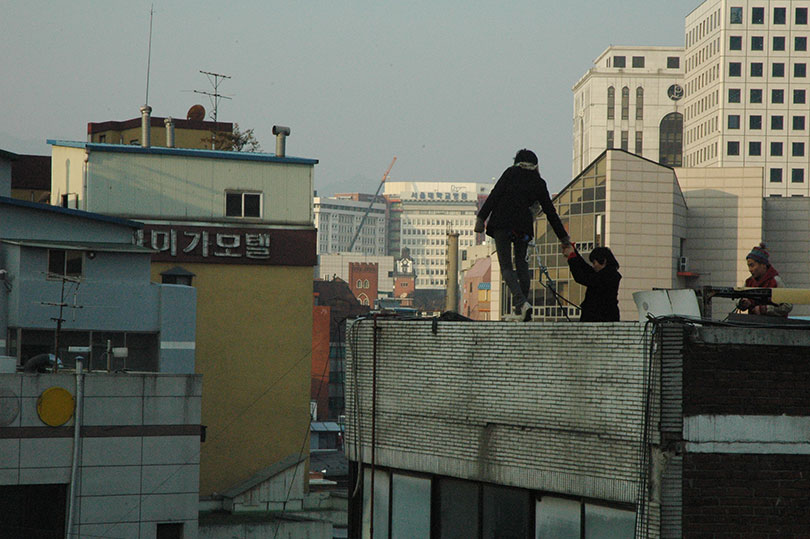 파트타임스위트, 〈공중제비(Loop the Loop)〉 퍼포먼스 기록, 2009. 싱글채널 SD 비디오, 사운드, 7분 32초. ⓒ파트타임스위트. 사진ⓒ 차재민