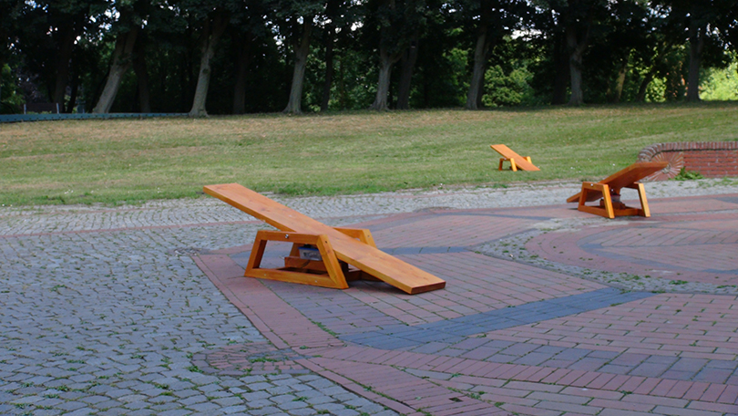 〈Soundseesaw〉, 2018, Interactive installation, wooden seesaw, microcontroller, 200x30x50cm. courtesy of the artist.   