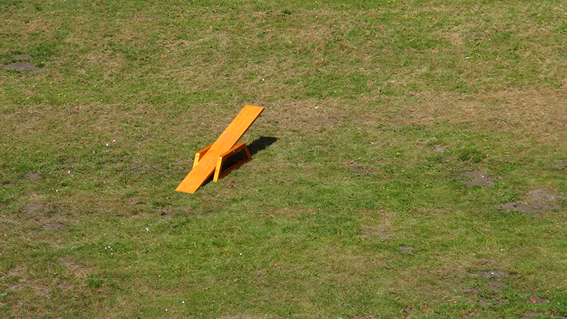 〈Soundseesaw〉, 2018, Interactive installation, wooden seesaw, microcontroller, 200x30x50cm. courtesy of the artist.  