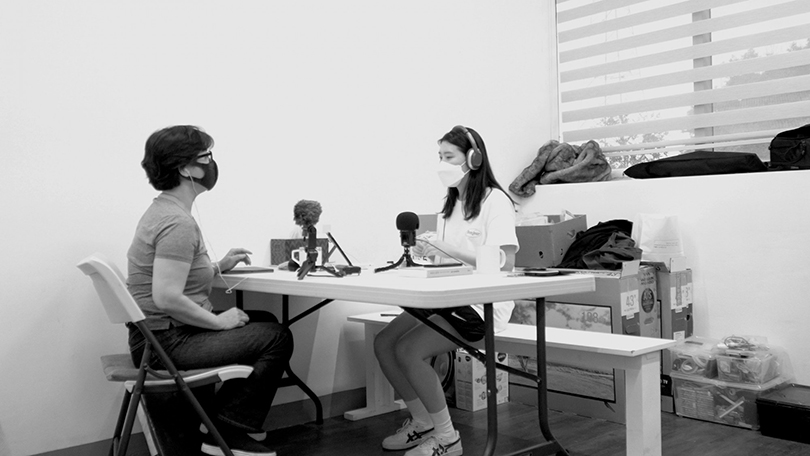 Hyunjin Shin(left) and Eunhee Lee(right) are having a conversation in the Nanji Residency studio. Image provided by SeMA Nanji Residency