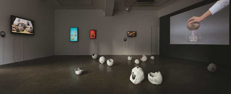 Exhibition view of THEWESTLIESWINDCOMESANDGOES (2019, Space O’NewWall). Image courtesy of artist. 